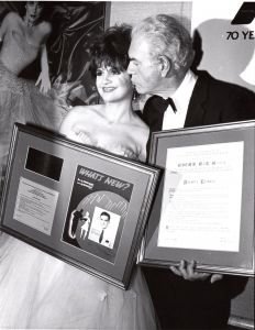 Linda Ronstadt and Nelson Riddle 1984, Atlantic City, NJ.jpg